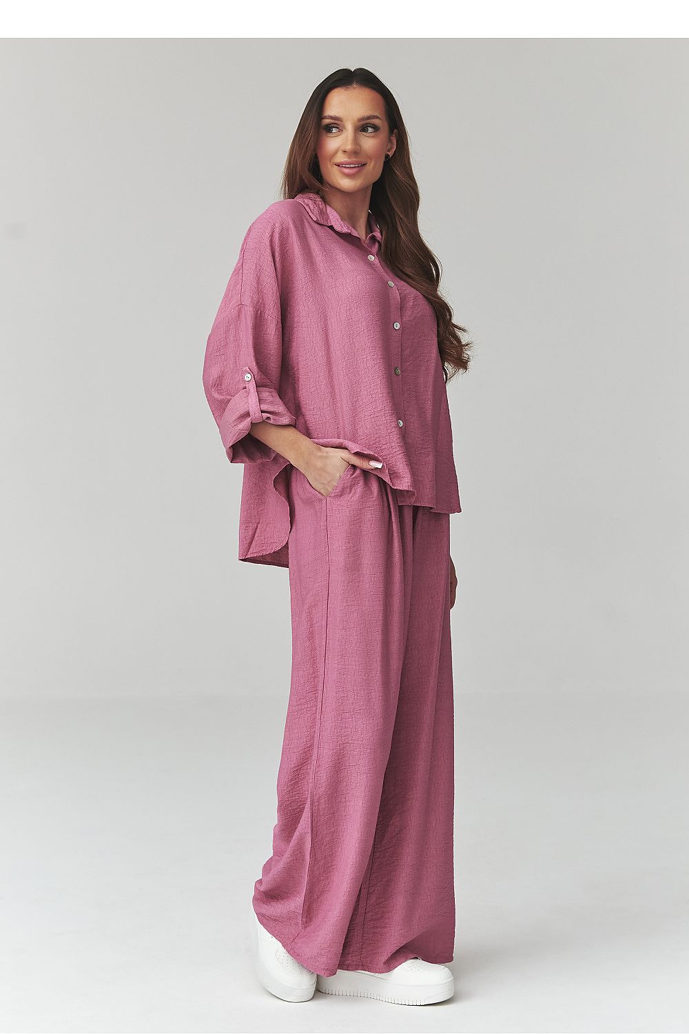 Makadamia outfit set in trendy shades featuring a loose blouse and wide-leg trousers in pink