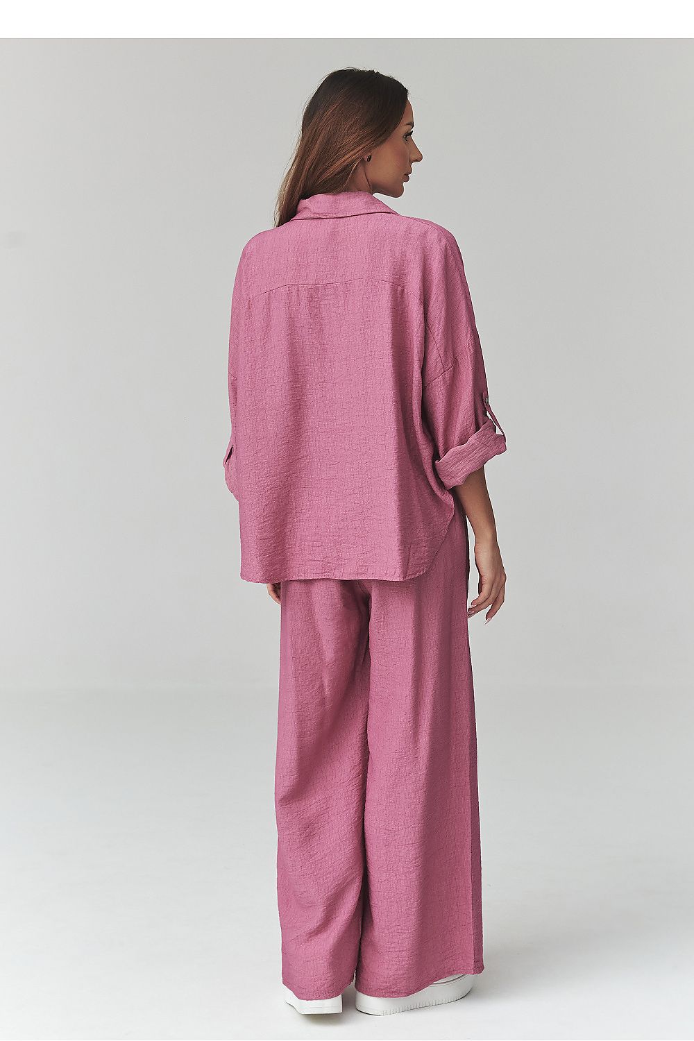 Makadamia outfit set in trendy shades featuring a relaxed oversized shirt and wide-leg trousers