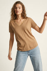 Camisola de malha fina e macia com decote em V e acabamento em renda na cor camel.