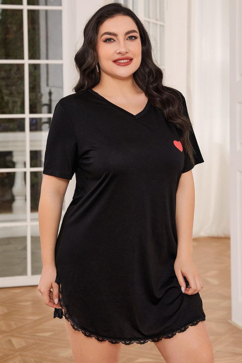 Vestido de noite plus size com decote em V e manga curta e acabamento em renda