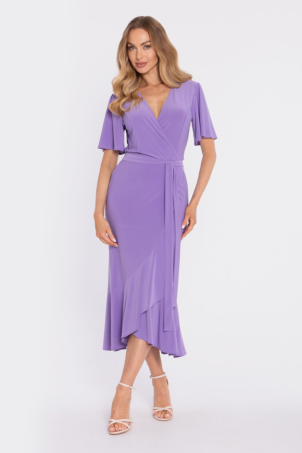Moe Midi Daydress in Lavender with Flared Hem and V-Neckline for a Chic Look