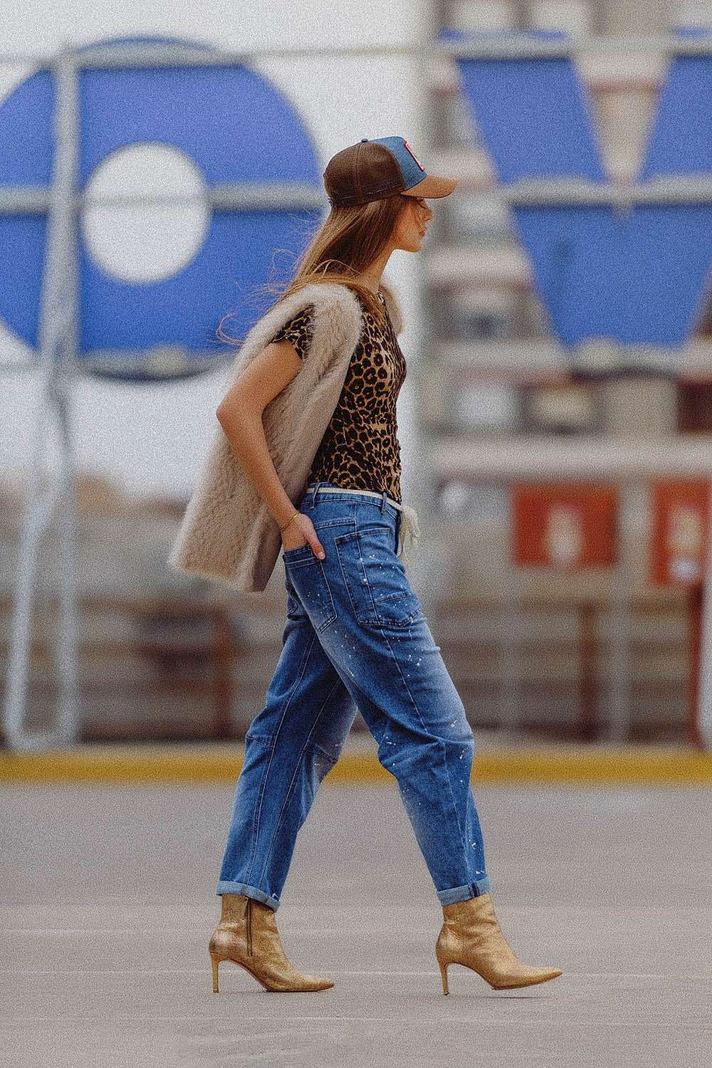 vest in beige in fine fur - Vests