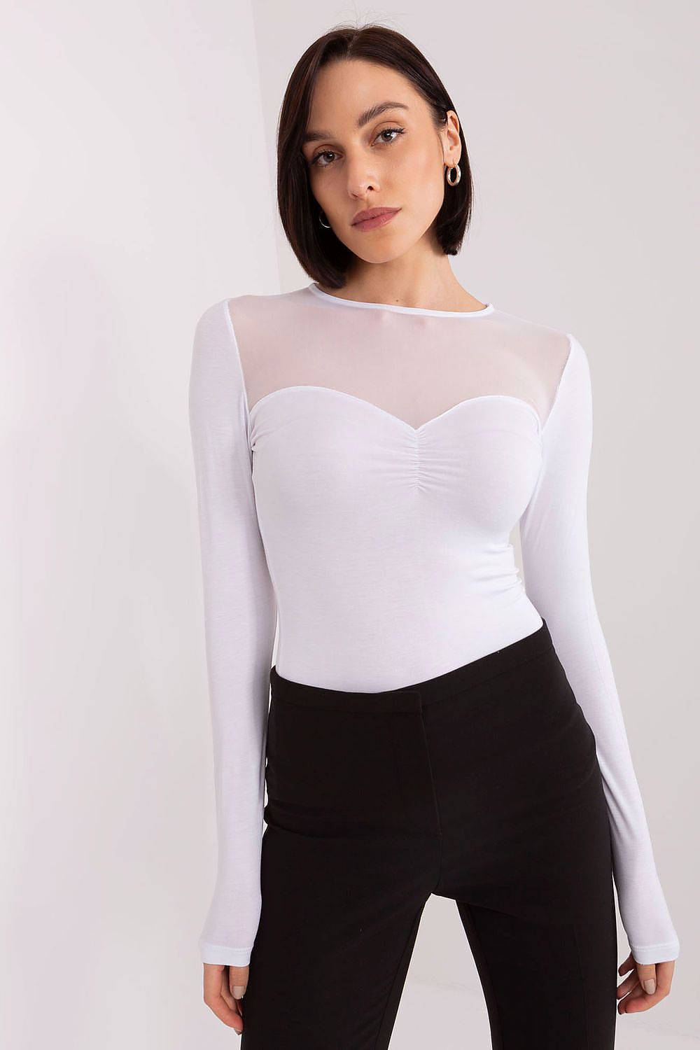 Blusa branca com detalhes transparentes para looks modernos.