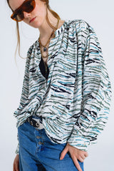 Blusa Branca Com Estampa Animal Verde E Mangas Compridas