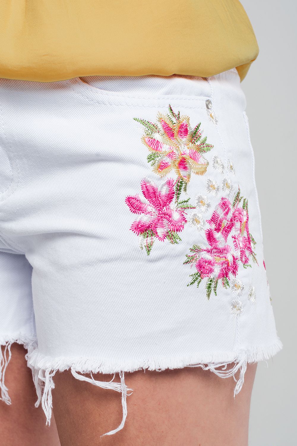 White denim shorts with embroidered flowers - Shorts