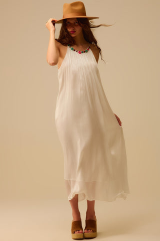 Vestido comprido branco plissado com decote em contas