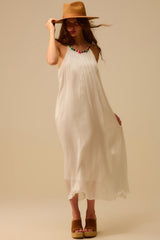 Robe longue blanche plissée à col licou et décolleté perlé