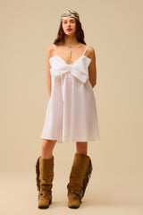 Vestido curto de popelina branco com detalhe de laço grande