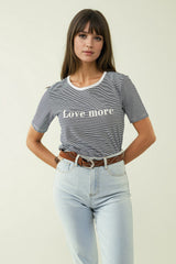 T-shirt blanc à rayures noires avec texte Love More