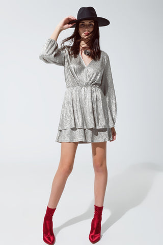 Vestido prateado com manga comprida e camadas