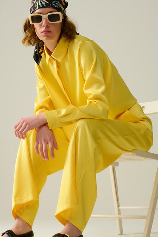 chemise courte jaune en satin texturé