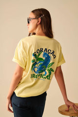T-shirt amarela feita em Itália com estampa gráfica tropical